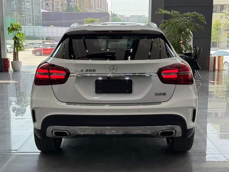 Mercedes-Benz GLA Mercedes-Benz GLA