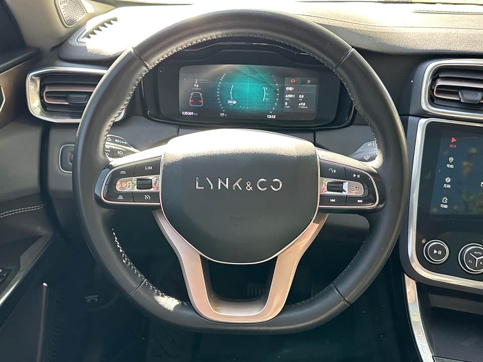 Lynk & Co 01