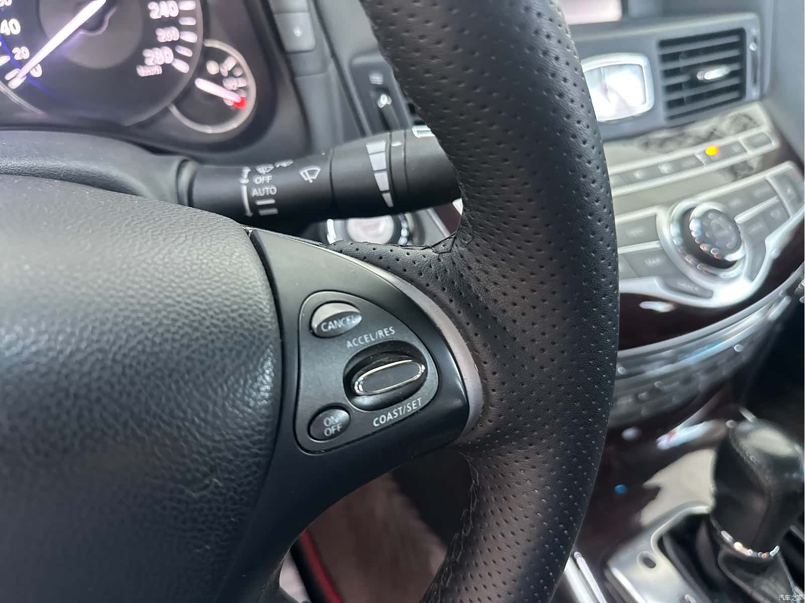 Infiniti Q70, 2015 7
