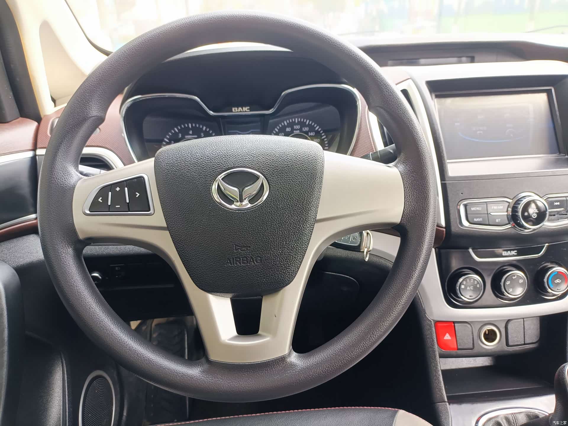 BAIC H3, 2015 15