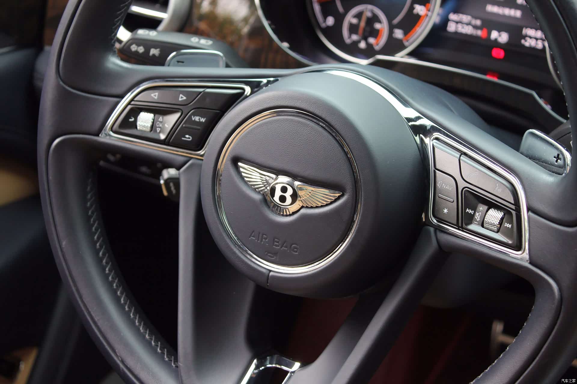 Bentley Bentayga, 2018 8