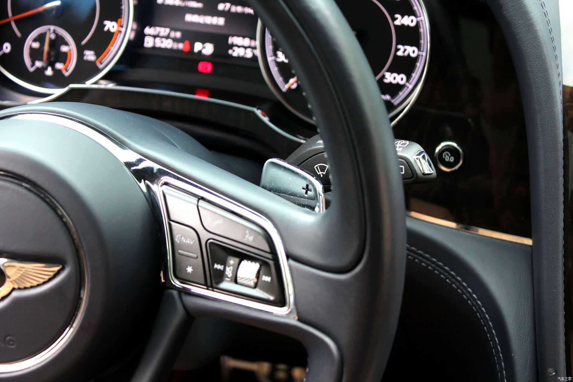 Bentley Bentayga, 2018 11
