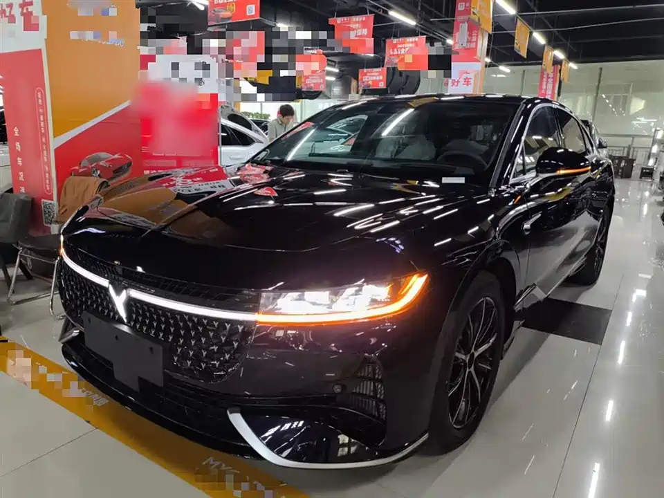 VOYAH Lantu chasing light