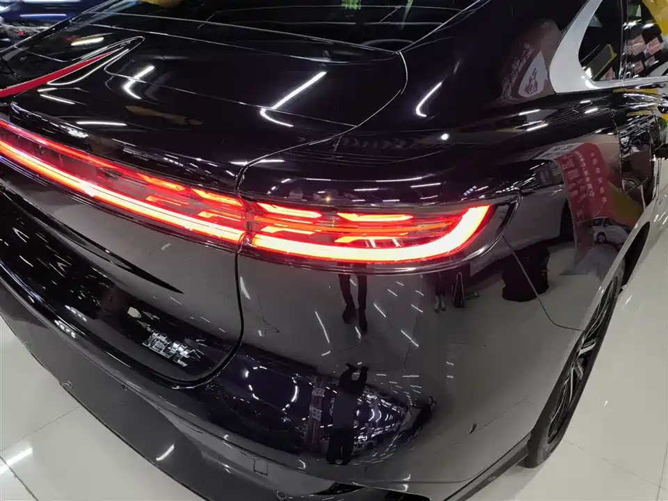 VOYAH Lantu chasing light