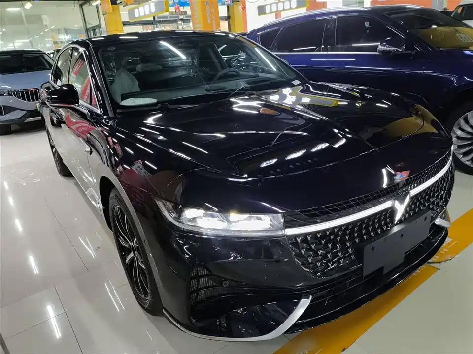 VOYAH Lantu chasing light