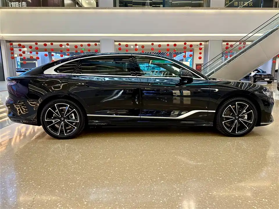 VOYAH Lantu chasing light