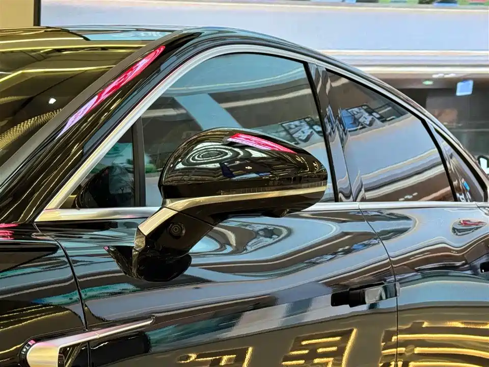 VOYAH Lantu chasing light