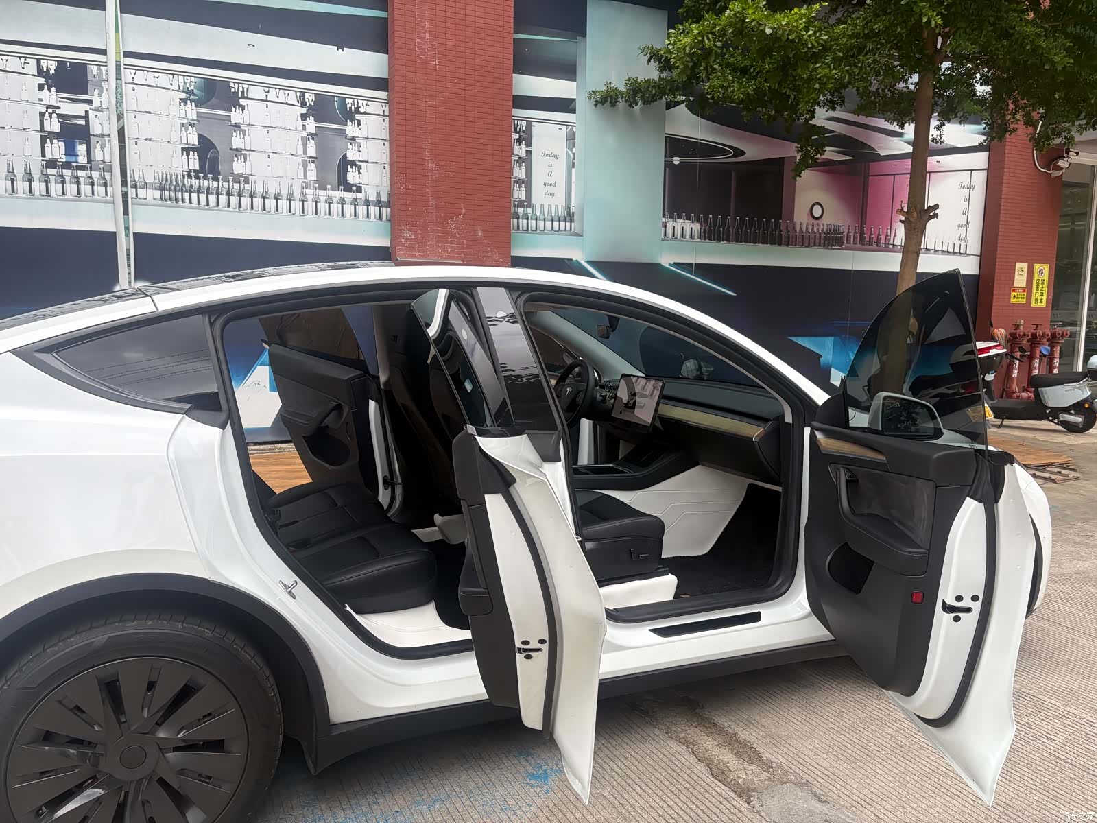 Tesla Model Y, 2023 14