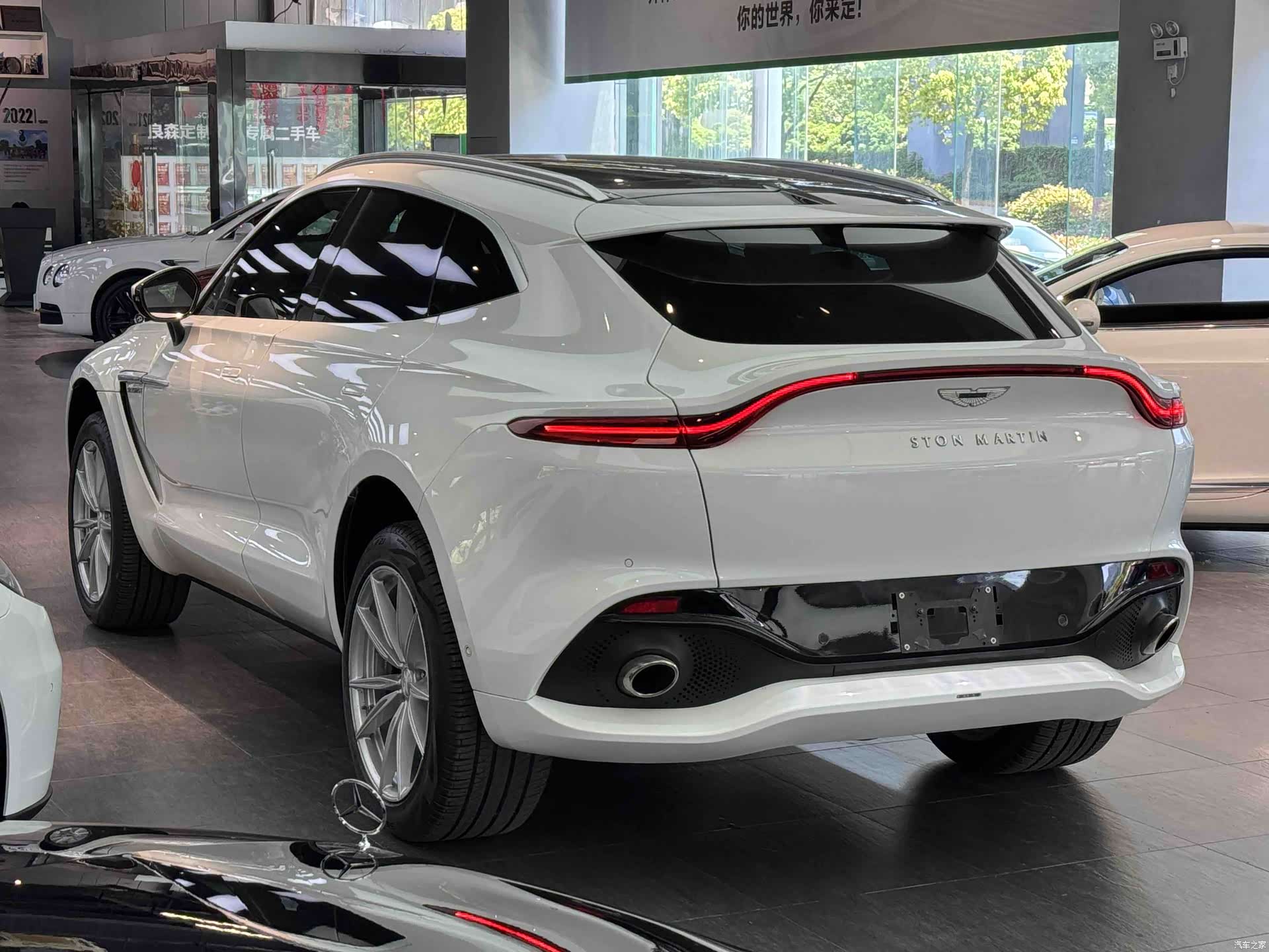 Aston Martin DBX, 2022 4