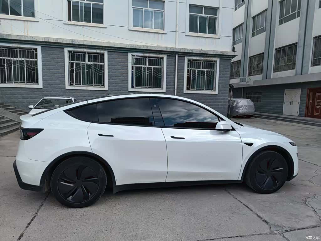 Tesla Model Y, 2025 13