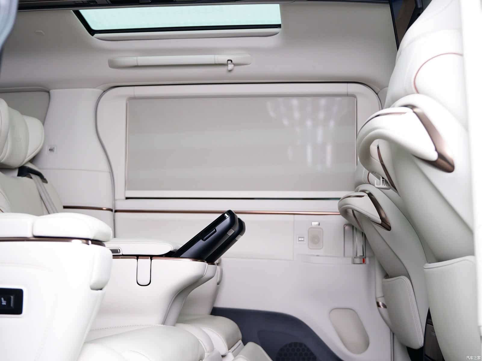 Lexus LM, 2026 12