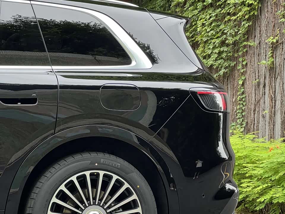 AITO Ask the world M8