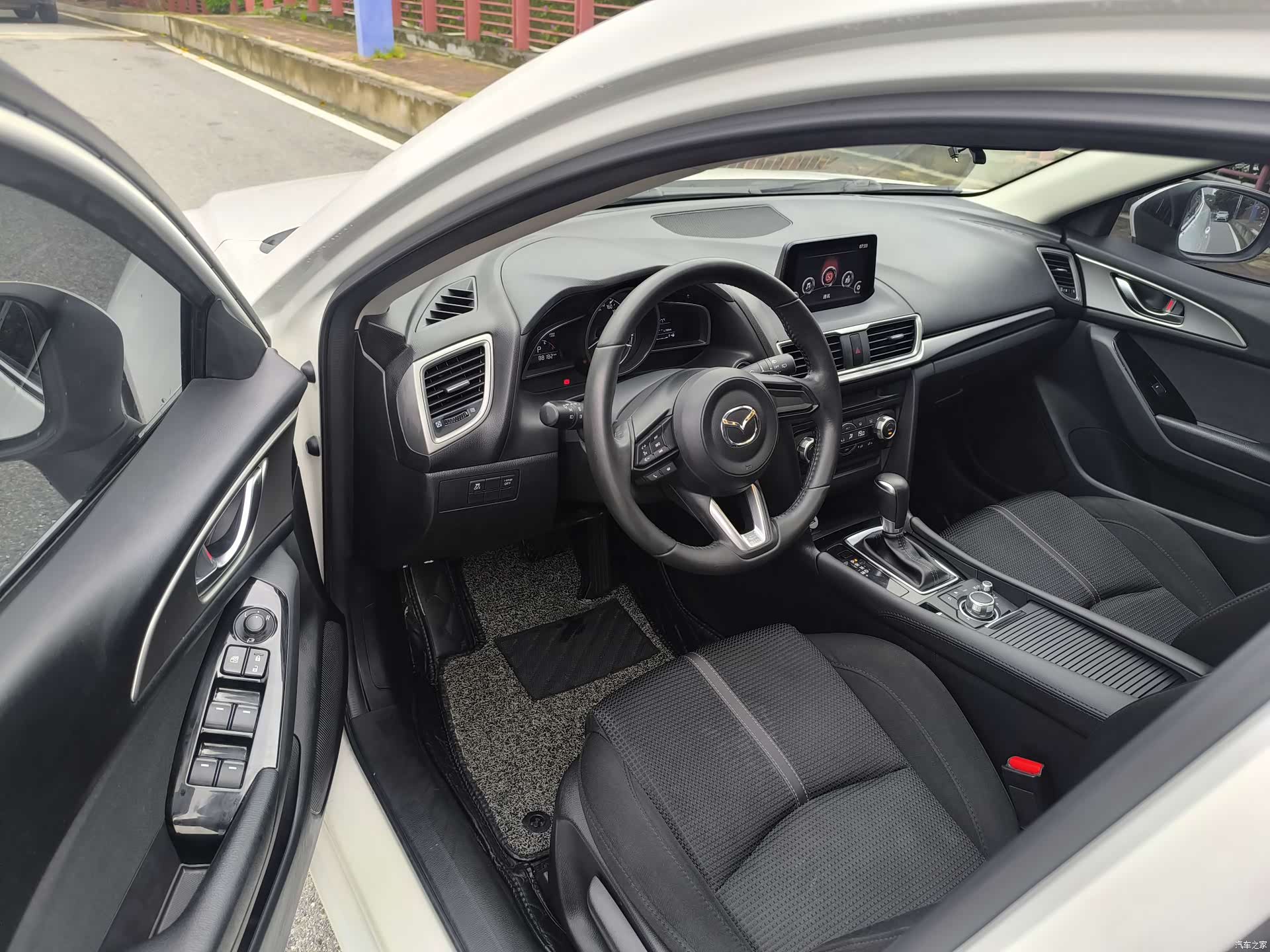 Mazda Mazda3, 2017 10