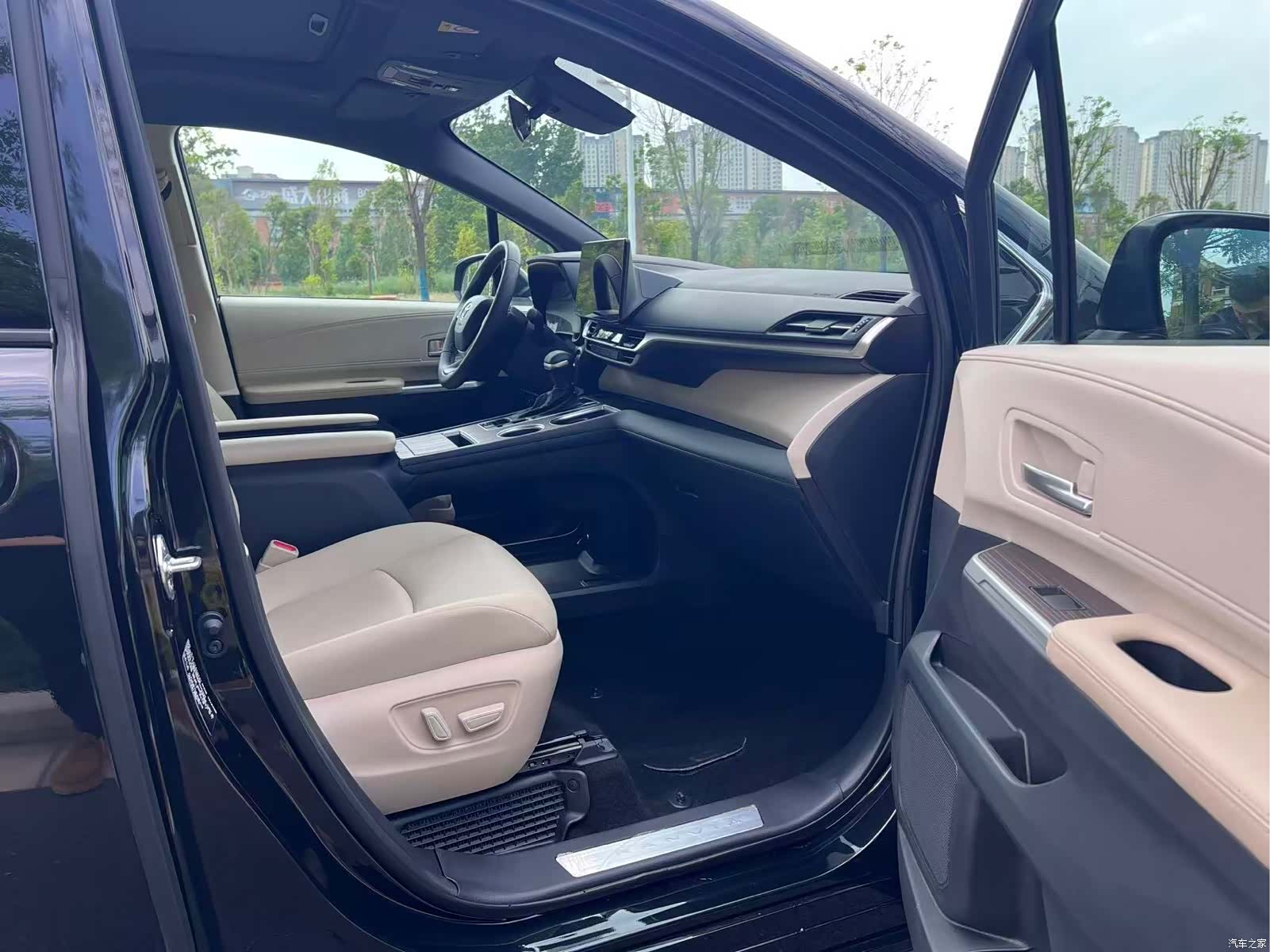 Toyota Granvia, 2024 9