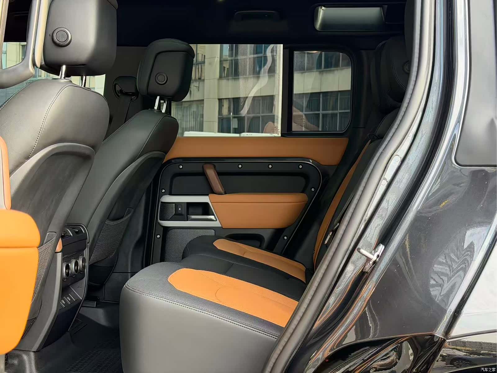 Land Rover Defender, 2024 8