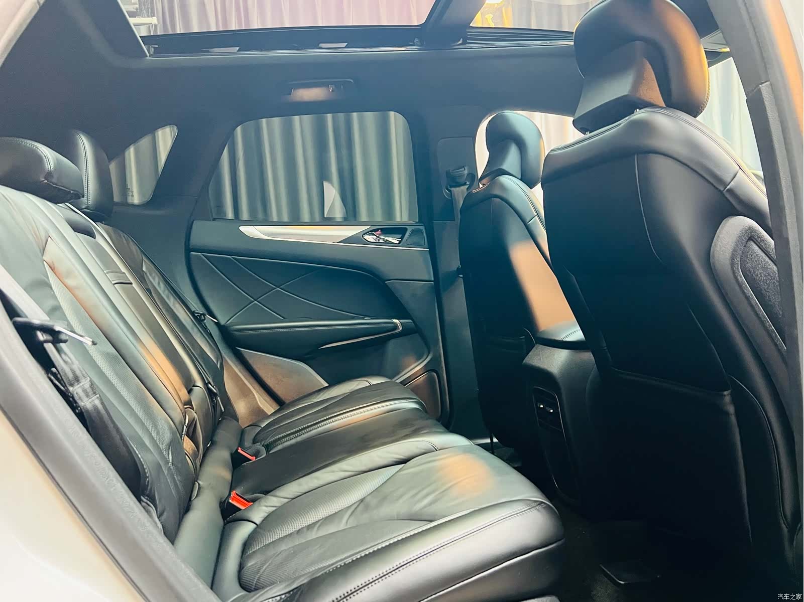 Lincoln MKC, 2015 11