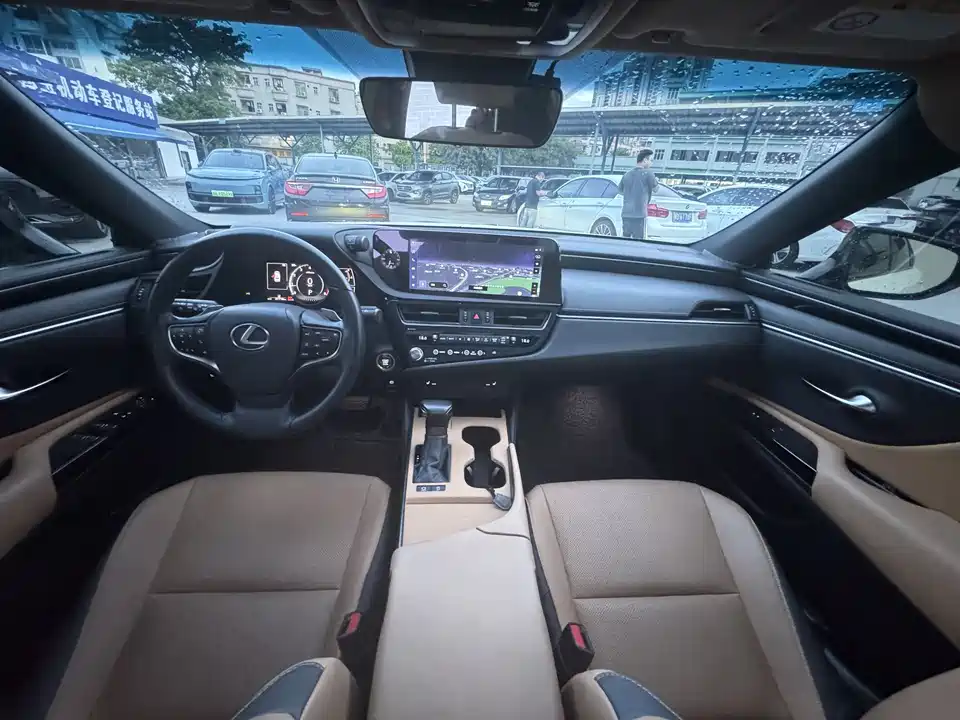 Lexus ES