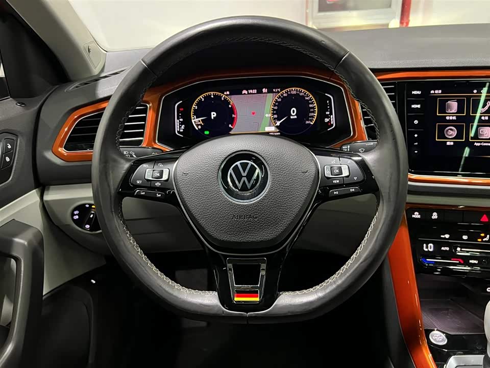 Volkswagen T-ROC exploring Songs