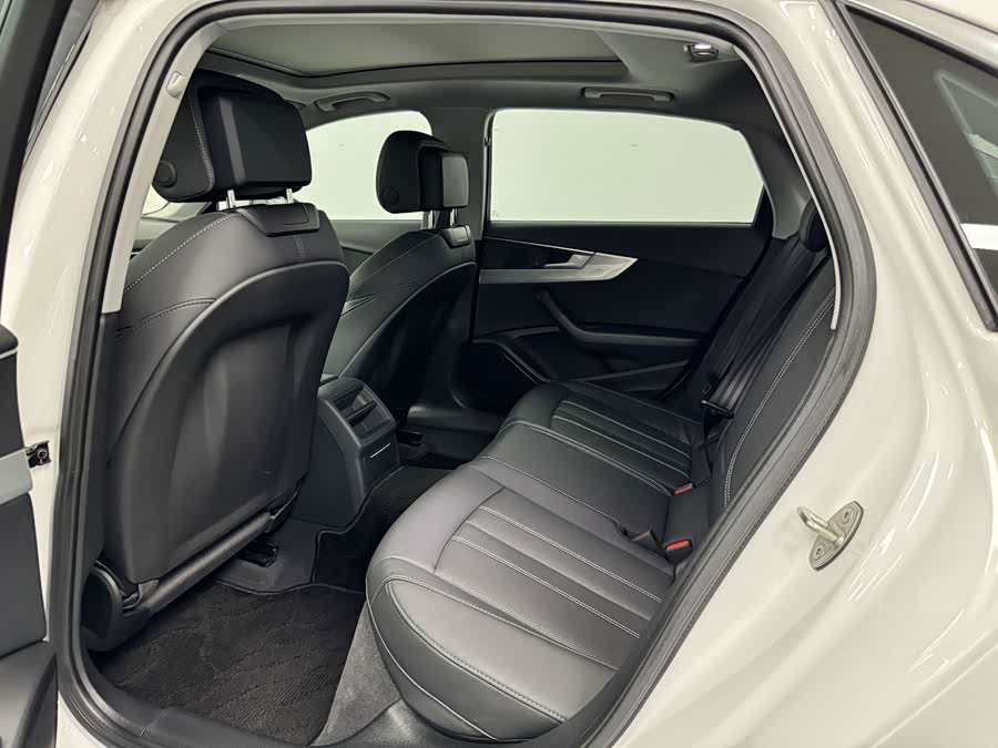 Audi A4L 2022, фото 17