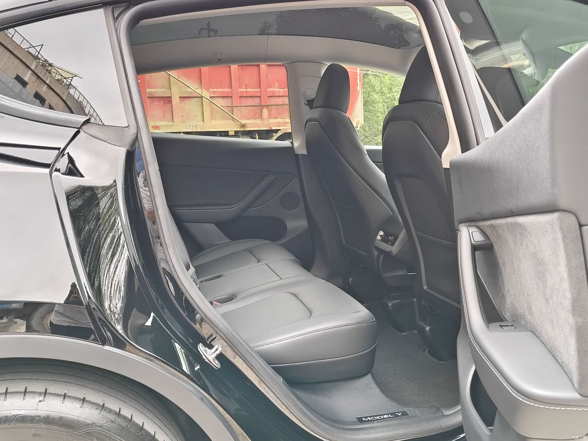 Tesla Model Y, 2023 14