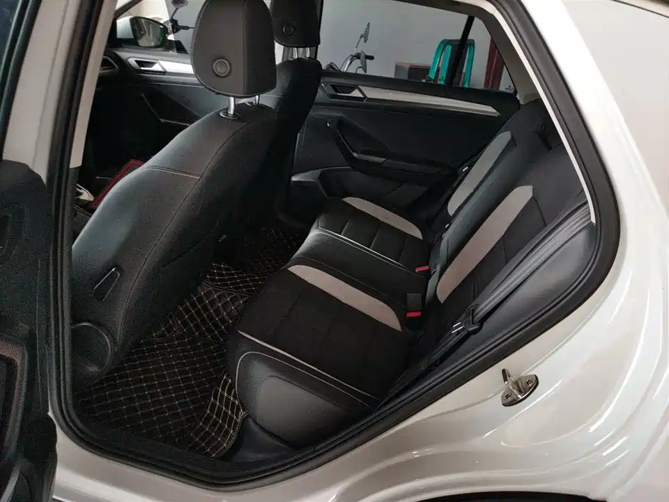 Volkswagen T-ROC exploring Songs