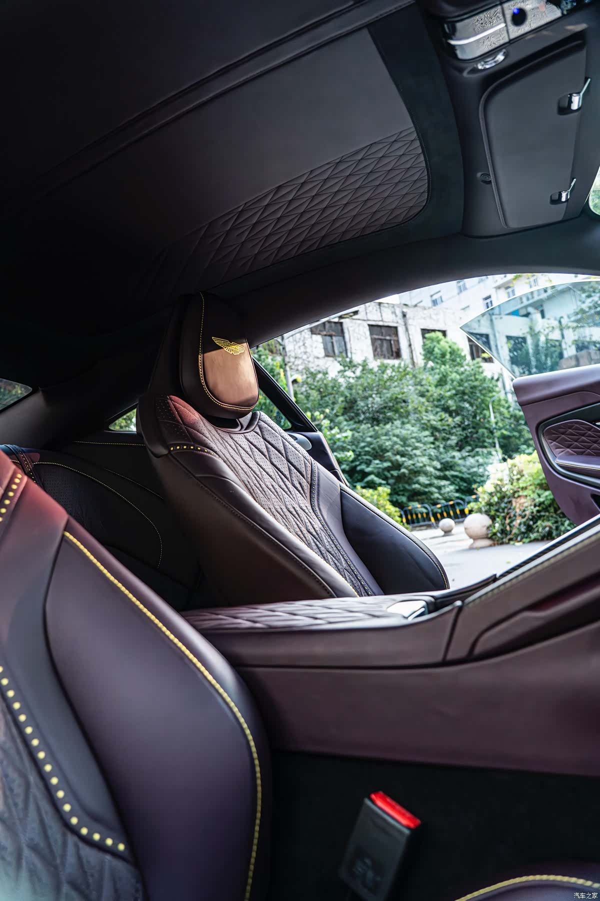 Aston Martin DB12, 2024 7