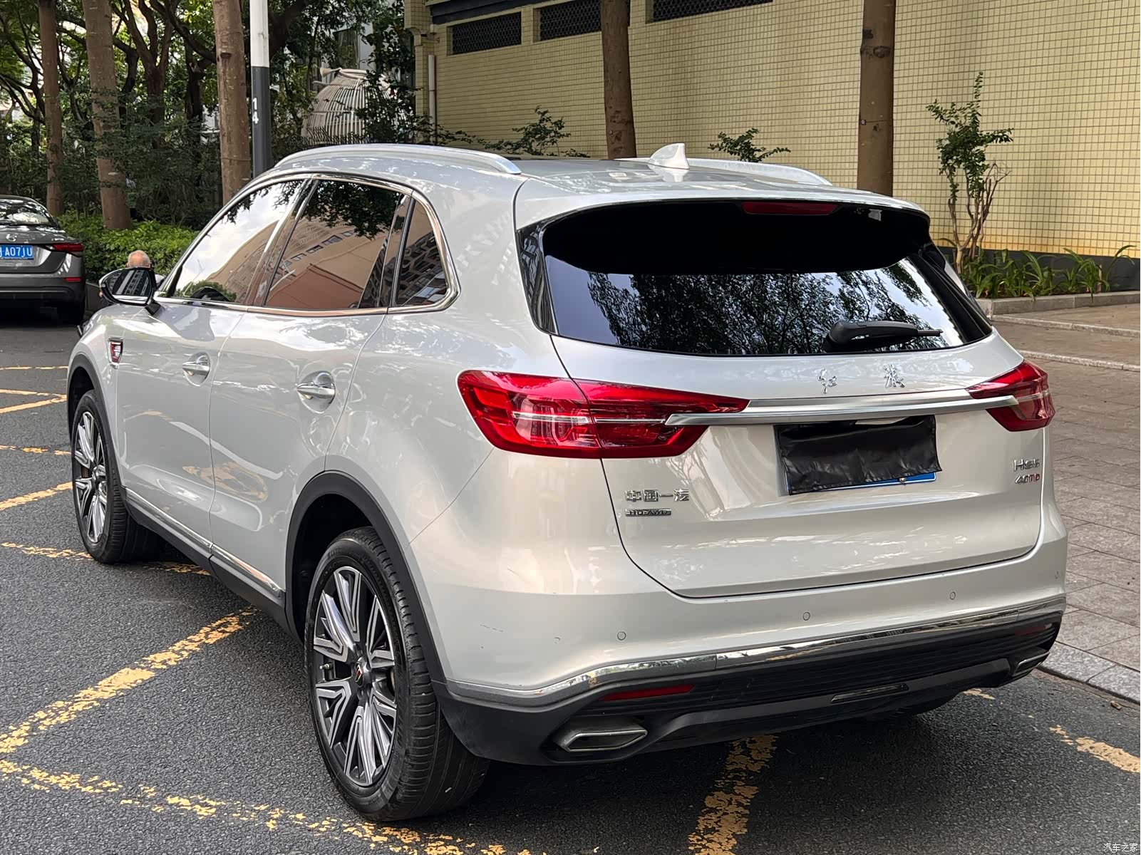 Hongqi HS5, 2022 9