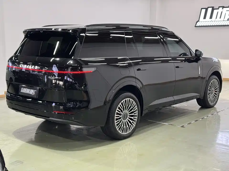 Lynk & Co 900