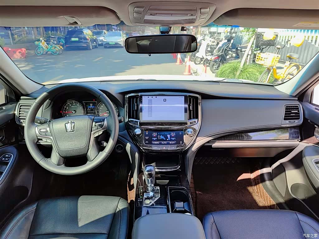 Toyota Crown, 2017 10