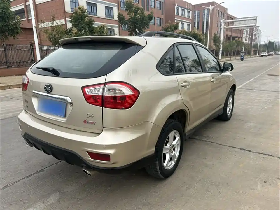 BYD S6