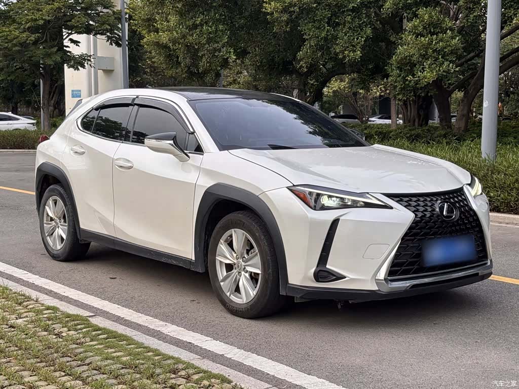 Lexus UX, 2022 4