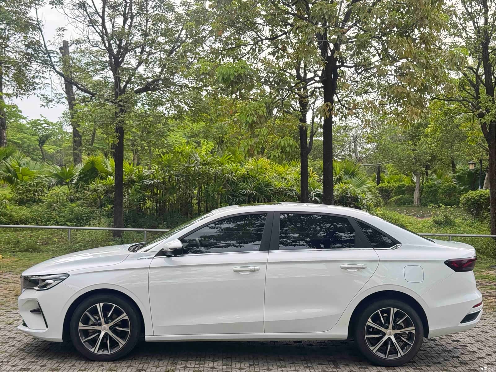 Geely Emgrand, 2022 3