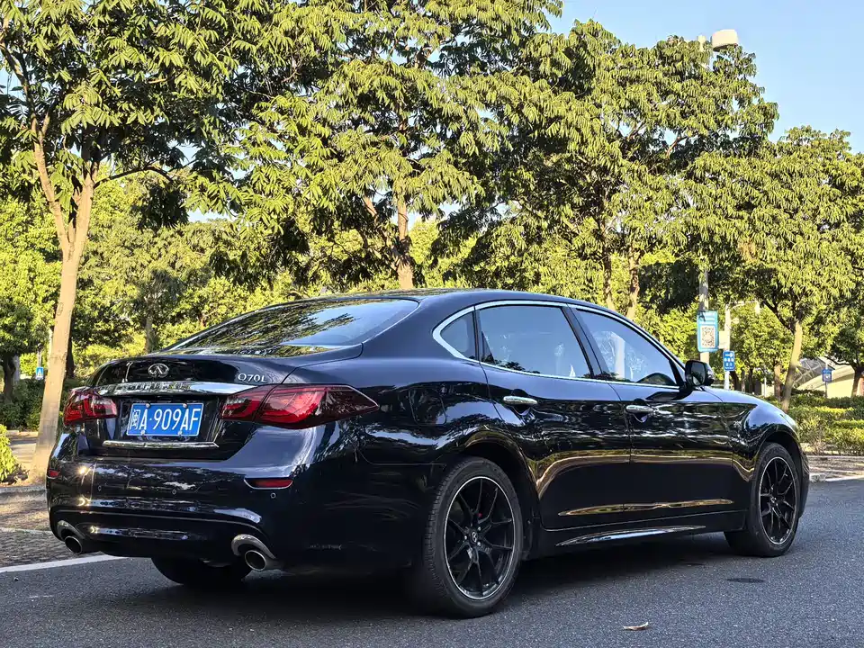 Infiniti Q70