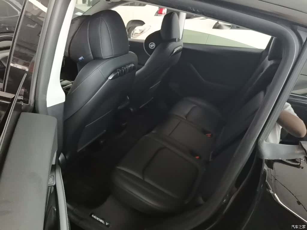 Tesla Model Y, 2023 17