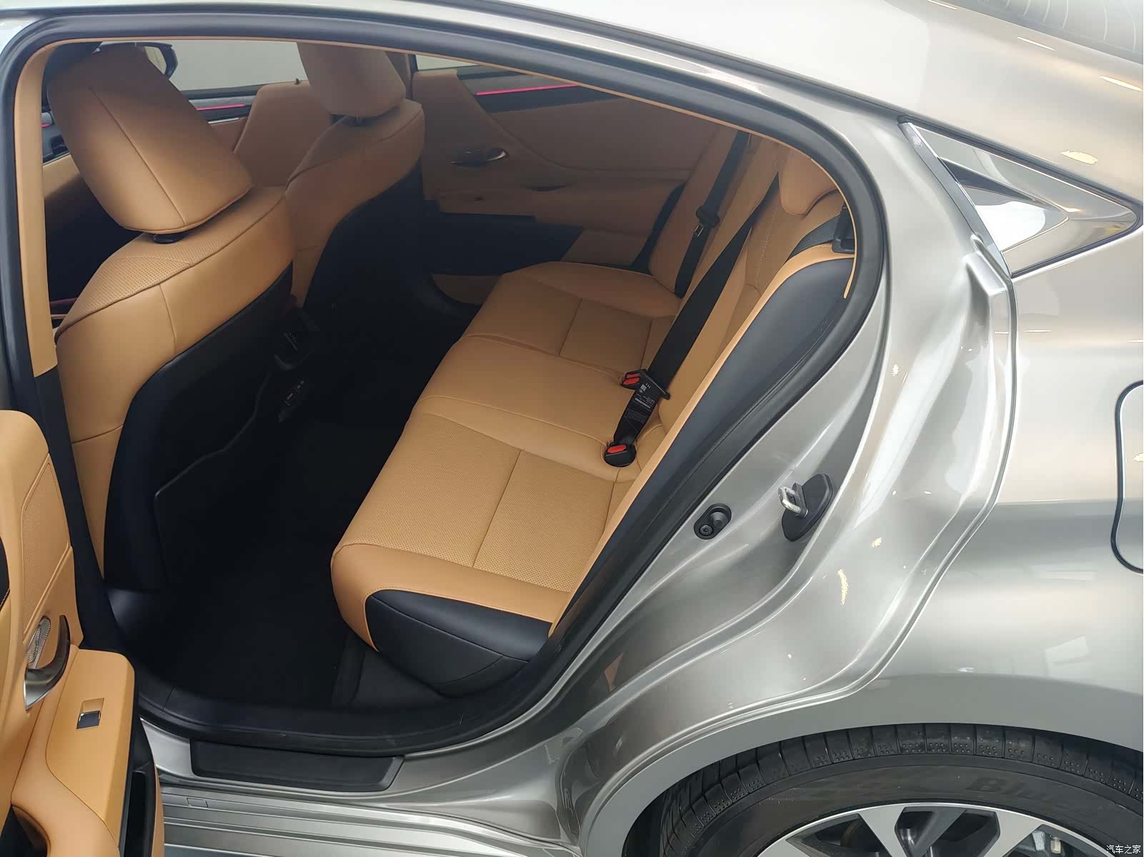 Lexus ES, 2026 10