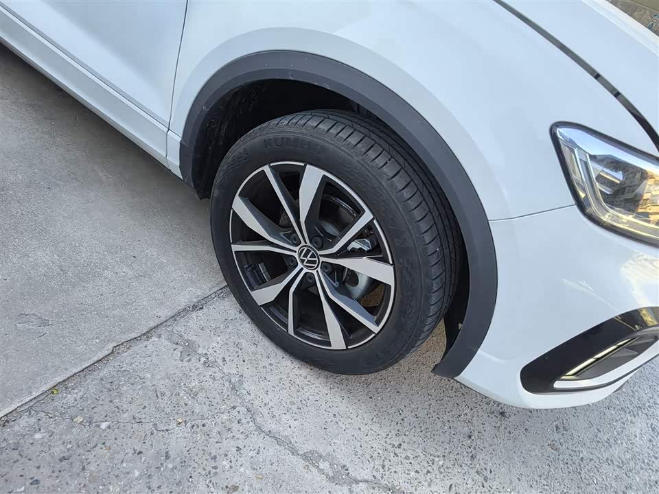 Volkswagen T-ROC exploring Songs