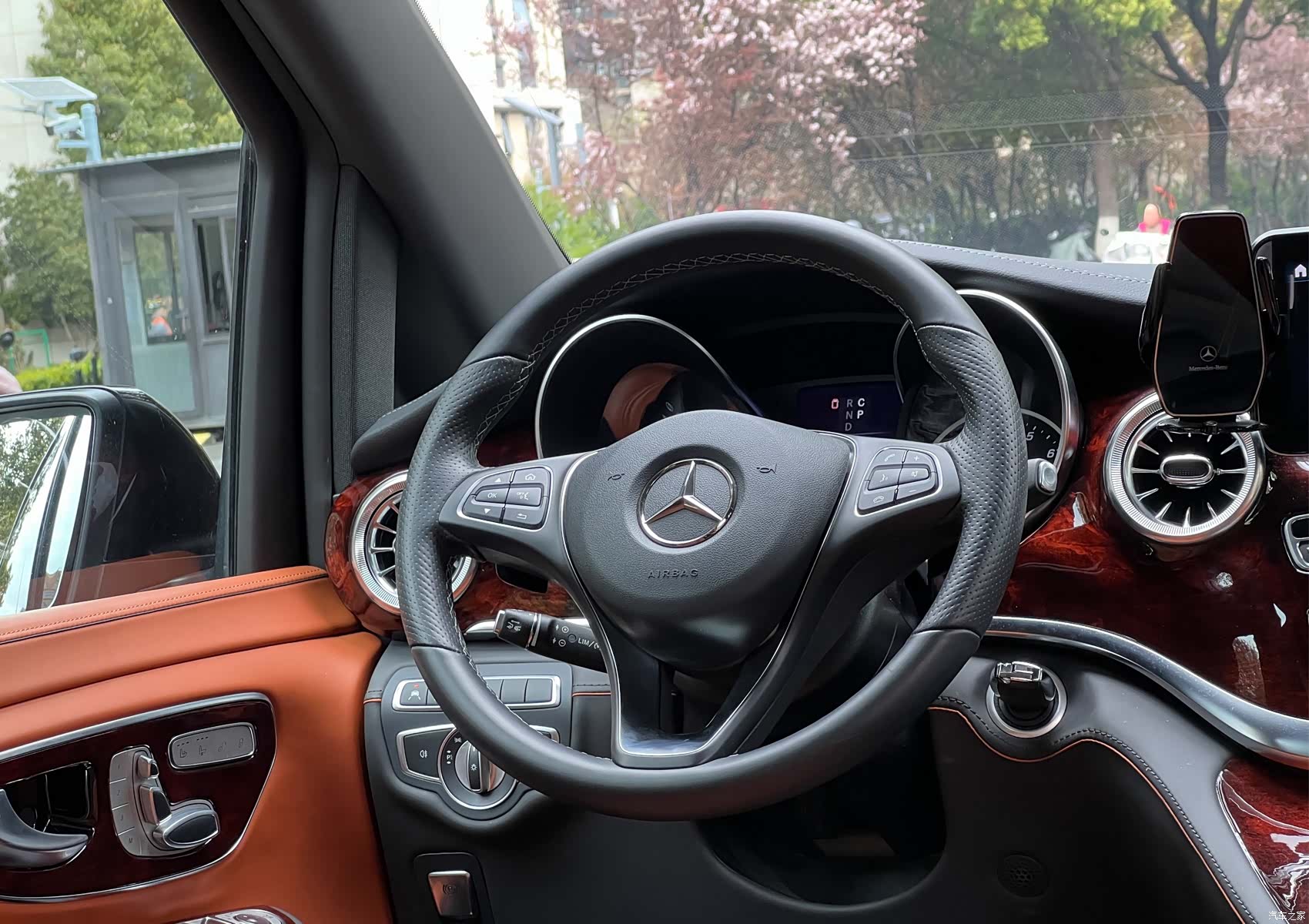 Mercedes-Benz V-Class, 2024 17