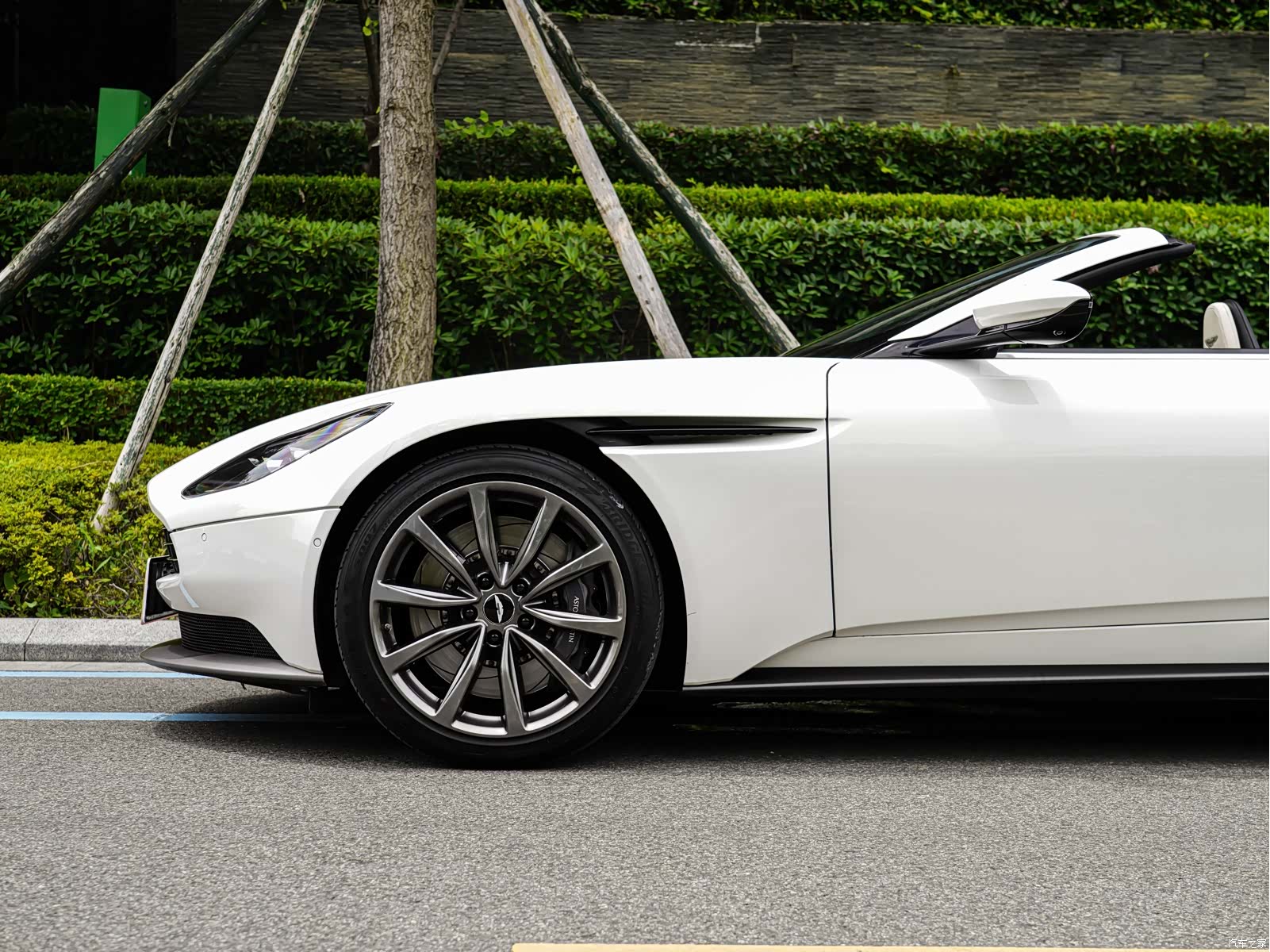 Aston Martin DB11, 2020 6