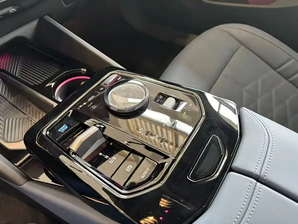 BMW i5