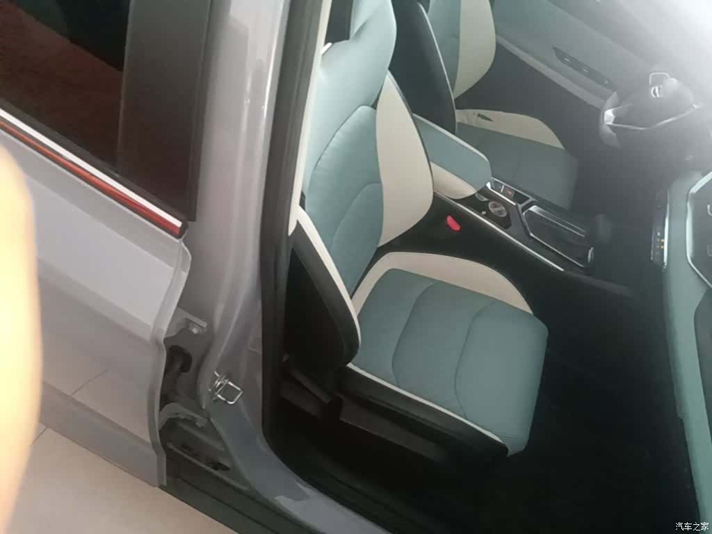 Geely Emgrand, 2022 25