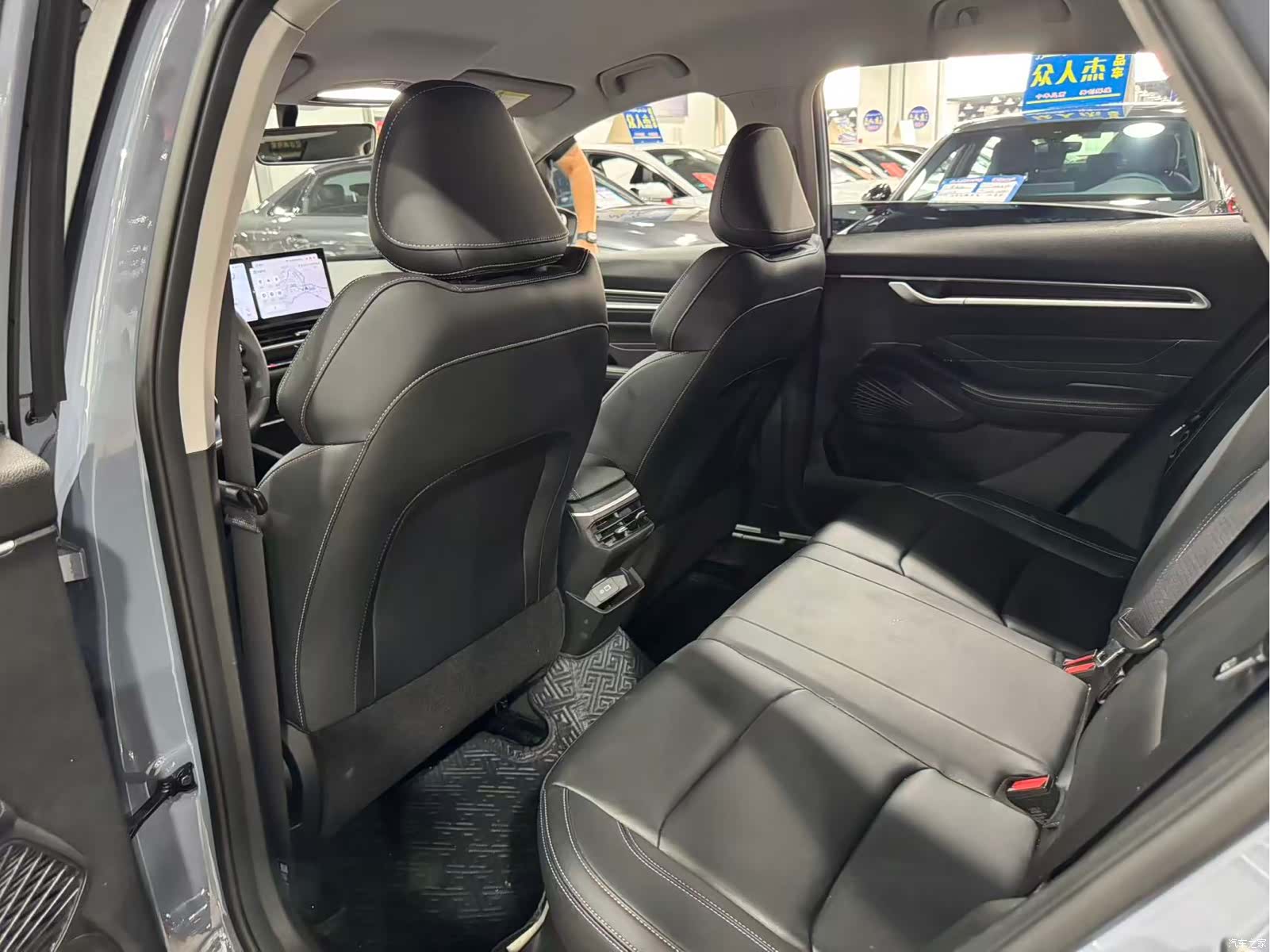 Geely Emgrand, 2026 8