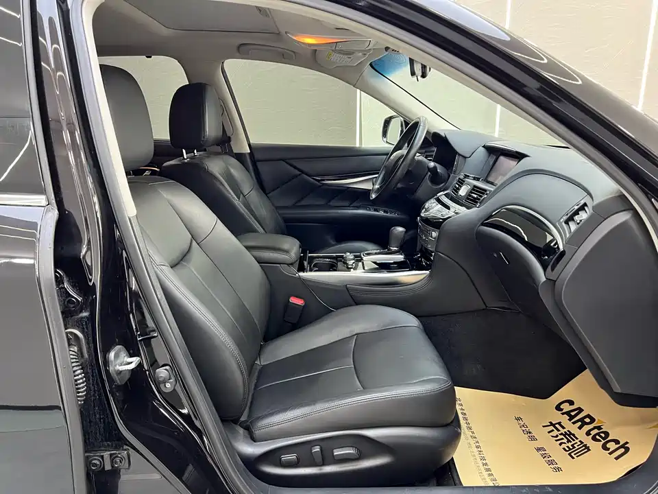 Infiniti Q70