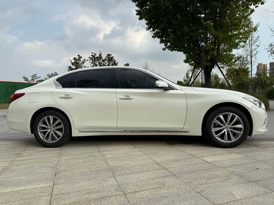 Infiniti Q50L