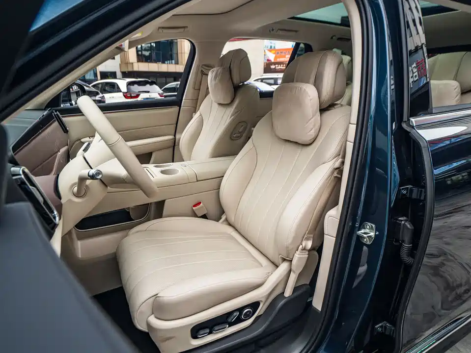 AITO Ask the world M8