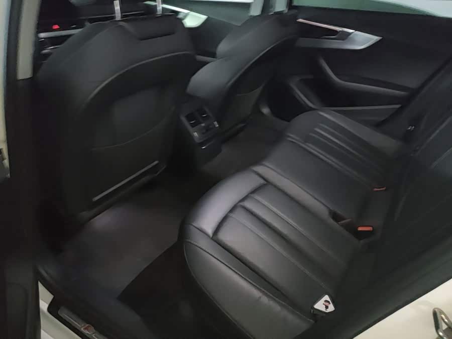 Audi A4L 2020, фото 17