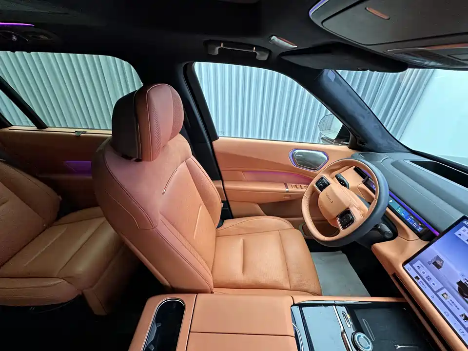 Lynk & Co 900