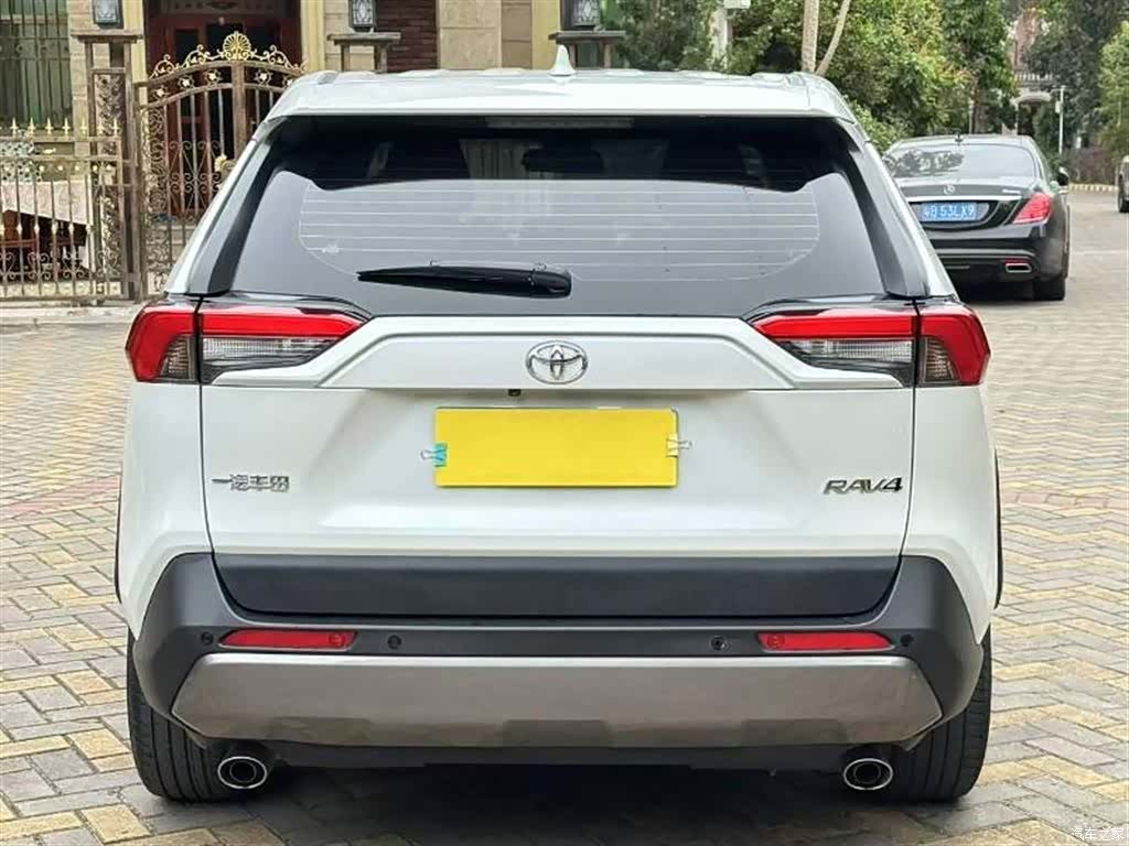 Toyota RAV4, 2023 все фото
