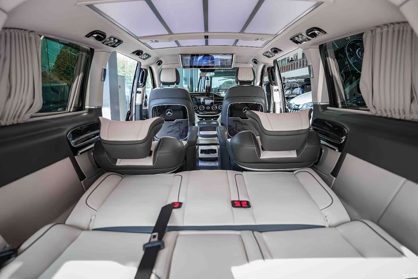 Mercedes-Benz 7, 2024 14