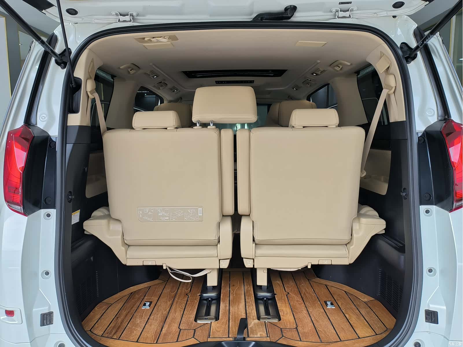 Toyota Alphard, 2021 все фото