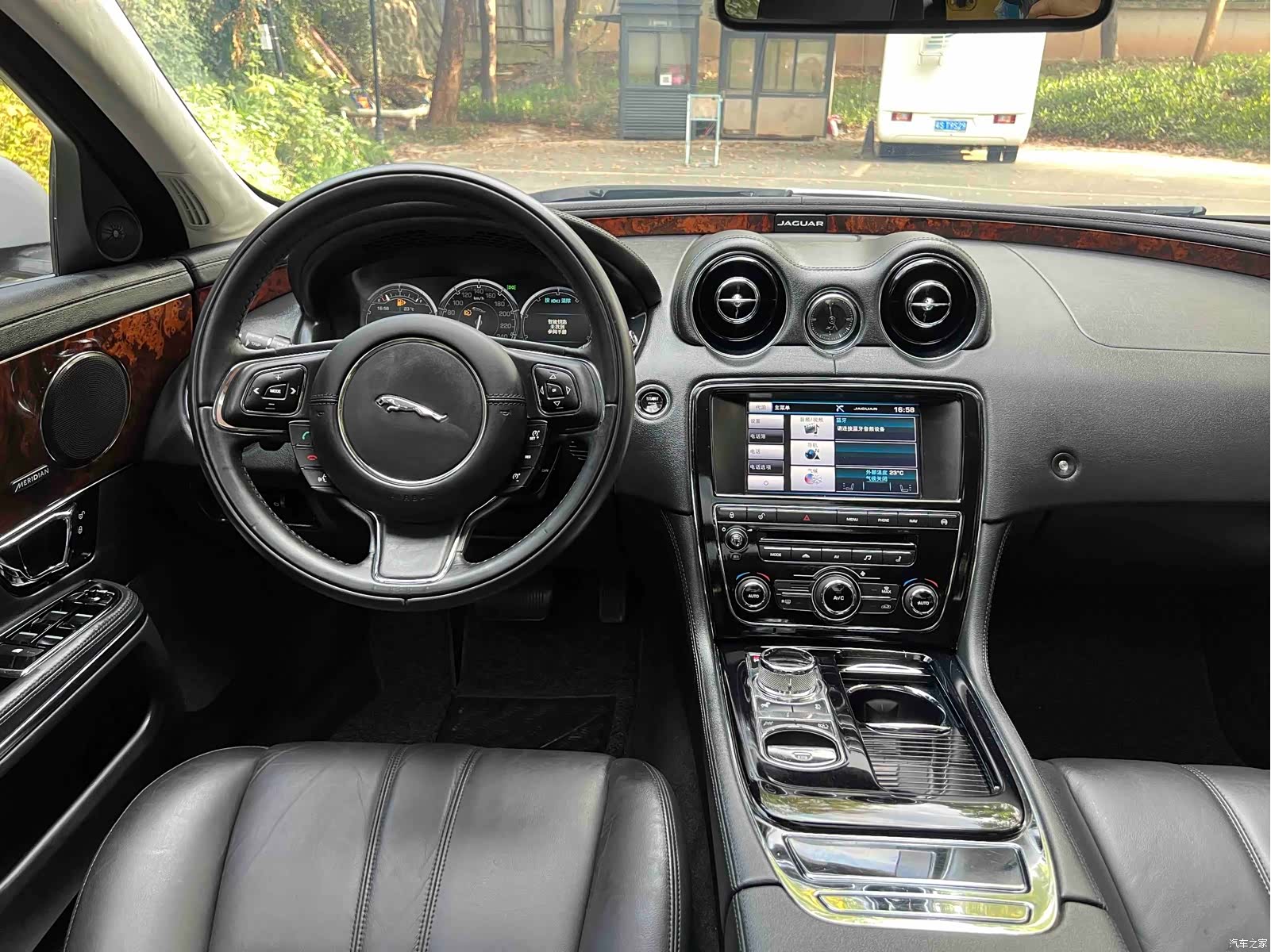 Jaguar XJ, 2015 14